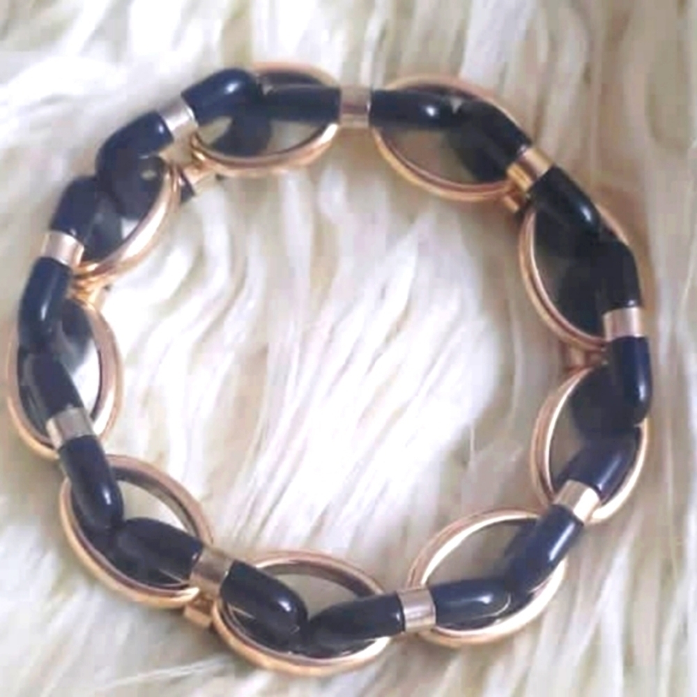 Black And Gold Tone Inter Woven Bracelet For Women Fashion. 🌴